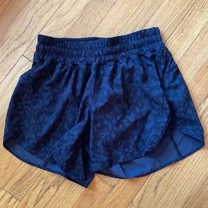 Lululemon Black Printed Hotty Hot High-Rise Lined Short 4”